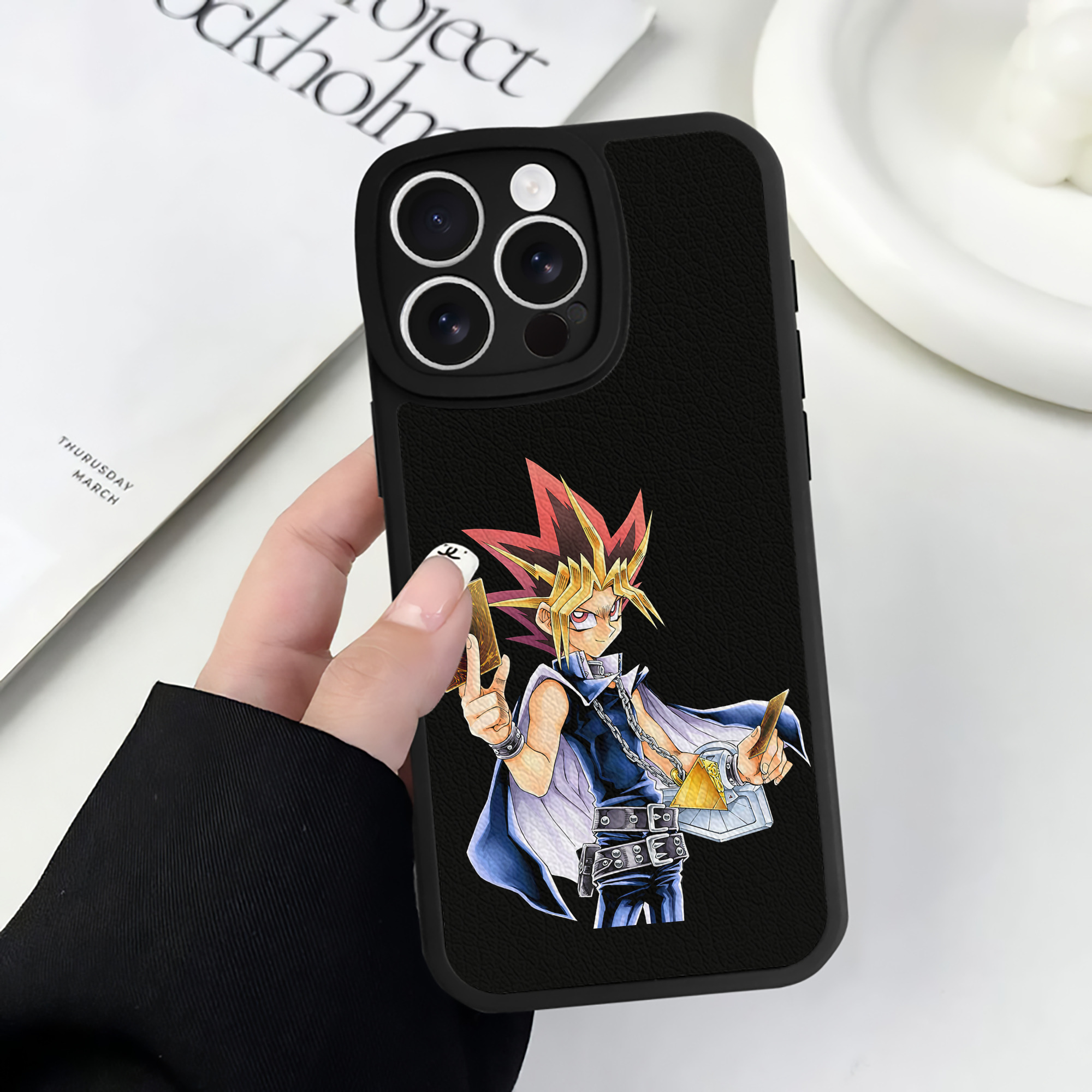 遊☆戯☆王 Yu-Gi-Oh! 【iPhone 16シリーズ対応】シリコンスマホケース（レザー調） 材質：シリコン